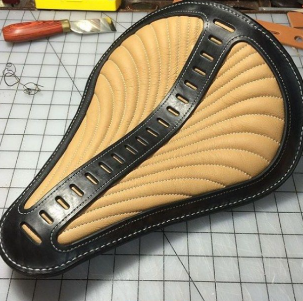 Jok motor dengan desain batik kontemporer